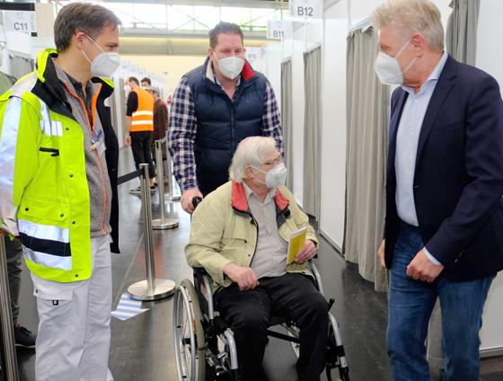  OB Reiter mit Dieter Buchner (70), der die 500.000 Impfung im Impfzentrum Riem erhielt. Ein kleiner Meilenstein, den es zu würdigen galt. Foto: Robert Bösl