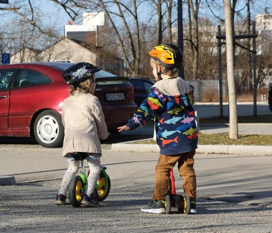Kinder nehmen die Verkehrswelt draußen anders wahr als Erwachsene.  Foto: VA