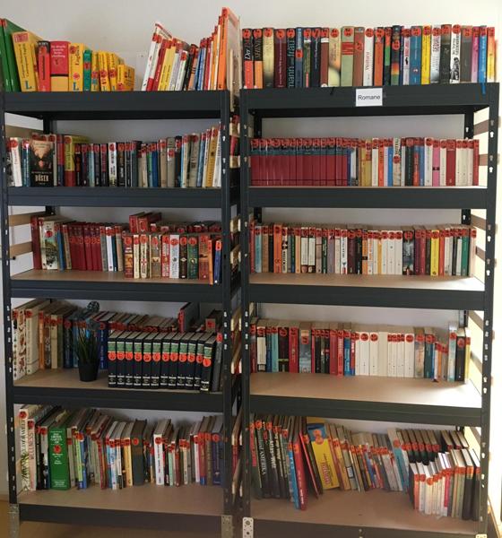 Das neue Bücherregal im Nachbarschaftstreff Giesing: Hier sollte jeder was finden.
