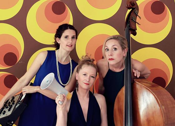 "Die Drei Damen" spielen groovigen Jazz, fetzige Wirtshauslieder und einfühlsame Chansons. Foto: VA
