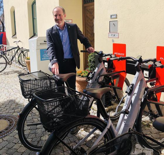 Bürgermeister Christoph Schmid präsentiert die flotten E-Bikes, die man bei der Gemeinde Holzkirchen ausleihen kann. Foto: hw