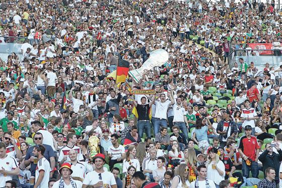 Viel zu feiern hatten die deutschen Fußballfans zuletzt nicht. 2021 soll nun endlich wieder - nach 25 Jahren - ein EM-Titel her. Foto: Anne Wild