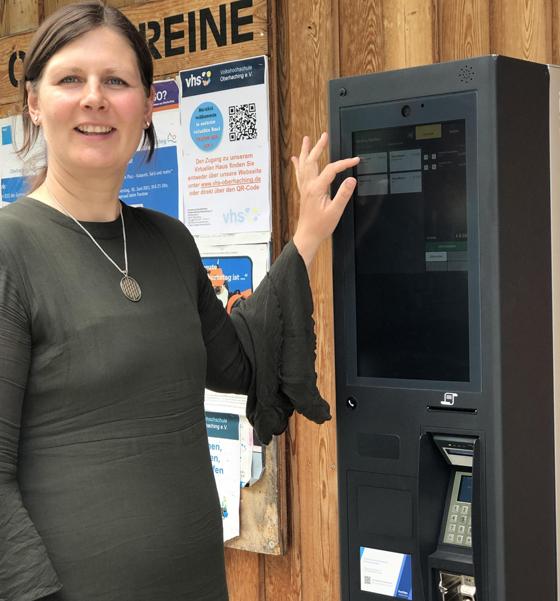 Vorstandsmitglied Jana Kober präsentiert den brandneuen Ticketautomat, an dem man ab sofort Eintrittskarten kaufen kann.  Foto: hw