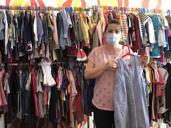 Gabriela Goltios freut sich über Spenden, aber auch über Einkäufer, die sich über gut erhaltene Kleidung freuen.  Foto: hw