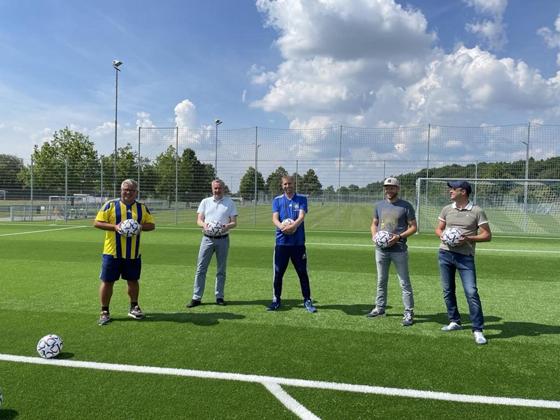 Von links: Lucky Auer (Abteilungsleiter Fußball), Bürgermeister Thomas Stark, Marco Reischl (2. Vorsitzender des TSV Poing), Platzwart Guido Lenz und der Chef der Kunstrasenfirma. Foto: Verein