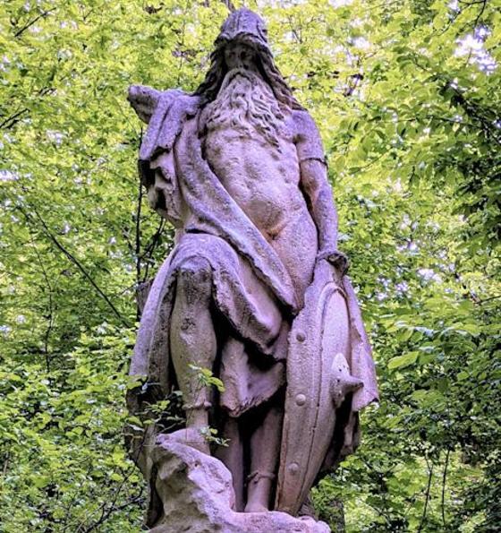 Skulptur des germanischen Gottes Wotan, auch Odin genannt, in der Odinstraße. Foto: Sibylle Reinicke