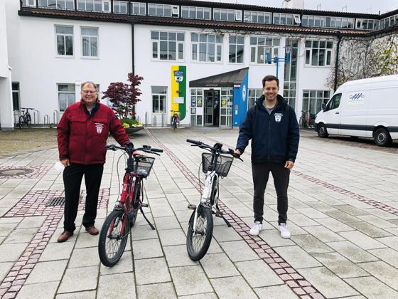 Bürgermeister Wolfgang Panzer (l.) und Mobilitätsmanager Götz Mahdi (r.) freuen sich auf viele Mitradler bei der Aktion Stadtradeln. Foto: hw