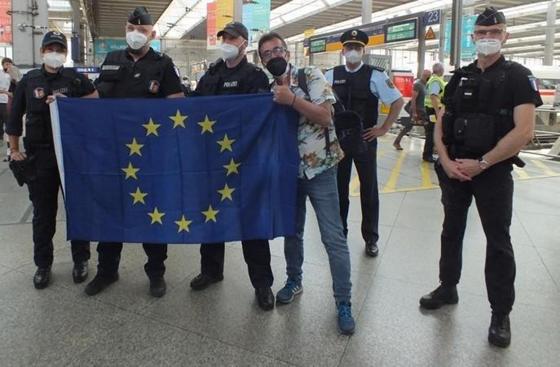 Frankreich-Fan mit EU-Fahne und Angehörigen der DFEE im Hauptbahnhof München. Foto: Bundespolizei