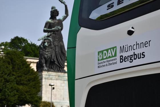 Ab 19. Juni fahren samstags und sonntags jeweils zwei Busse von München in beliebte Tourengebiete in den Chiemgauer und Ammergauer Alpen sowie in den Blaubergen im Rofan. Foto: Dominik Sinhart, Alpenverein München&Oberland