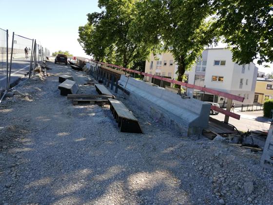 Es geht voran bei der S-Bahnbrücke: Das Gesims ist bereits fertig betoniert, es wurde auf die bestehende und gut erhaltene Stützwand aufgesetzt. Foto: Gemeinde