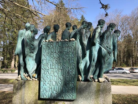 In Grünwald erinnert unter anderem das Mahnmal des Künstlers Hubertus von Pilgrim an den Todesmarsch der KZ-Häftlinge, der sie auch durch Grünwald führte. Foto: hw