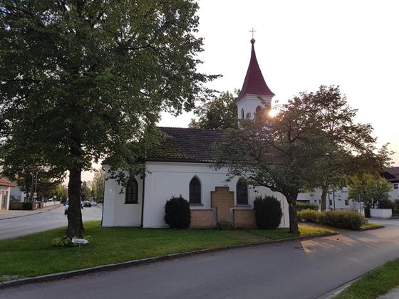 Die Kapelle St. Ulrich in Heimstetten liegt direkt an der Hauptstraße. Ihre Weihe jährt sich demnächst zum 125. Mal. Foto: bs
