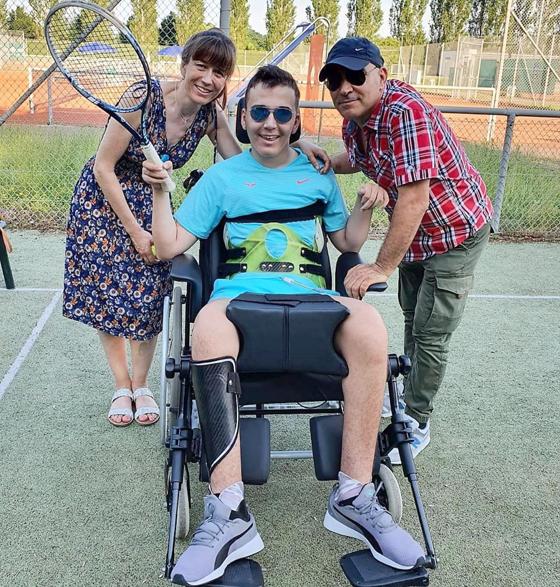 Samir Hammadi mit seinen Eltern Conny und Nassim. Sein größter Wunsch ist es, endlich wieder Tennis spielen zu können. Foto: privat