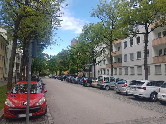 In der Nietzschestraße in Milbertshofen richtet die Stadt München heuer erstmals eine sogenannte Somemrstraße ein. Foto: Benjamin Schuldt