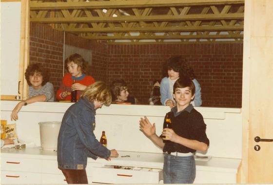 Im Freizeittreff Freimann war schon ein Jahr nach der Eröffnung 1981 mächtig was los, hier an der Theke. Foto: KJR