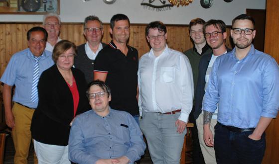 Zufriedene FDP-Gesichter um den bisherigen und neuen Vorsitzenden Wolfgang Mathis (vorn sitzend). Foto: Heike Woschee