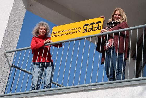 Vorsitzende Stefanie Haselbeck (rechts) und Geschäftsführung Irene Bogdain vor den neuen Büroräumen im 1. Stock der Theodor-Heuss-Straße 29. Foto: Verein