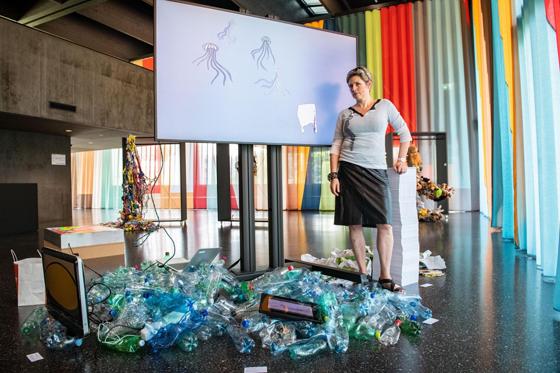 Noch bis zum Sonntag, 25. Juli kann man in den Domagkateliers die Ausstellung "Waste Art" nach einer Idee der österreichischen Künstlerin Ina Loitzl sehen. Kunst trifft hier auf Konsumkritik. Foto: George Kaulfersch