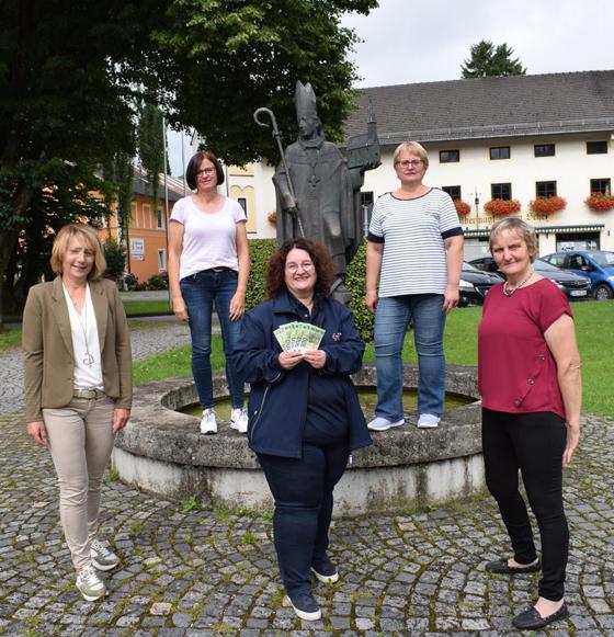 Die Frauen von St. Wolfgang haben ihre Spende für das BRK-Herzenswunschmobil übergeben. Foto: Heike Woschee