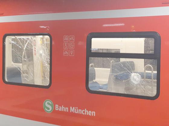 Bei der Steinwurf-Aktion kamen an einer S-Bahn drei Scheiben zu Bruch und es entstanden mehrere Lackschäden. Foto: Bundespolizei