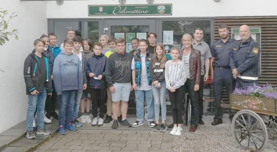 Als kleines Dankeschön für ihren großartigen Einsatz wurden alle Schülerlotsen zum Pizzaessen ins Dalmatino nach Ebersberg eingeladen.  Foto: KVW