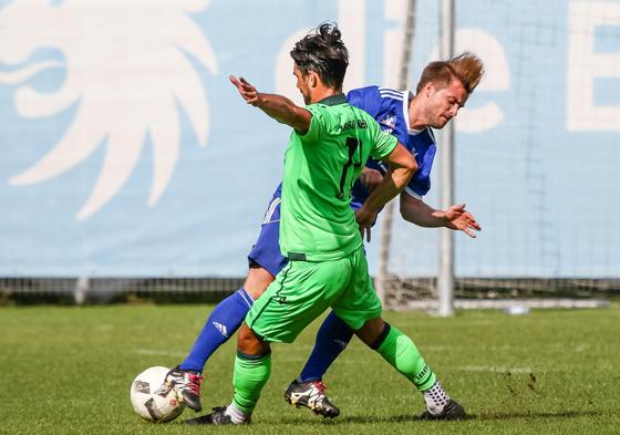 Das Derby FC Ismaning gegen TSV 1860 II (grün) steht am Mittwochabend an. Foto: Christian Riedel
