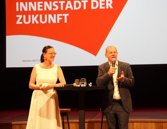 Olaf Scholz und Claudia Tausend sprechen in München die Herausforderungen der Innenstädte und Quartierzentren. Foto: SPD