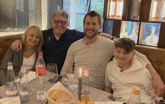 Erstes Treffen im Restaurant von Davids Eltern: Mutter Orsolya und Vater Domenico mit Peter und David (von links). Foto: privat