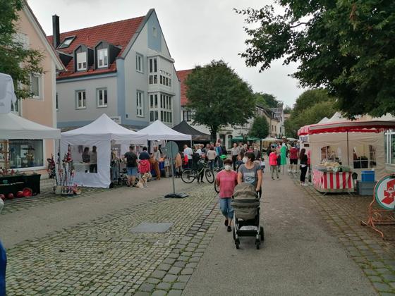 Der erste Sommermarkt in Kirchseeon war ein voller Erfolg. Sowohl Besucher als auch Veranstalter waren allesamt zufrieden. Foto: Markt Kirchseeon
