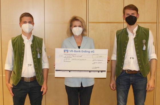 Josef Widl und Florian Hainz besuchten das SBZ Unterschleißheim, um Direktorin Hildegard Mayr eine Spende von 2.000 Euro zu überreichen. Foto: Stephanie Märkl