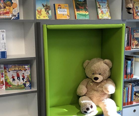 Ein Platz zum Lesen und Träumen für kleine Leser, die Bibliothek der Gemeinde Neubiberg. Foto: hw