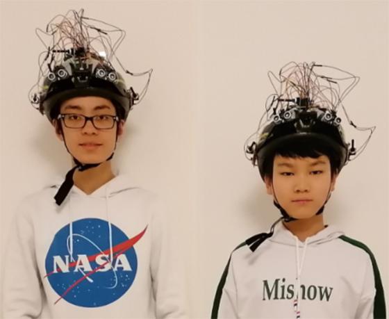 Kevin Pfalz (li.) und Dezhong Zhuang haben einen Helm entwickelt, der blinden Menschen hilft, sich zu orientieren. Dafür gewinnen sie den CBM-Sonderpreises Innovationen für Menschen mit Behinderungen". Foto:  Kevin Pfalz/Dezhong Zhuang