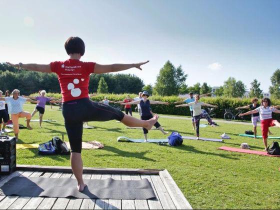 Wer auf der Theresienwiese nicht genug bekommt sportelt einfach in den anderen Münchner Parks beim Programm von „Fit im Park“ mit. Foto: Sportamt-Freizeitsport München