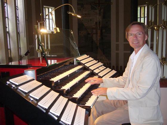 Armin Becker arbeitet seit seinem 14. Lebensjahr als Organist. Am Freitag, 13. August, spielt er in der Matthäuskirche in München. Foto: Armin Becker