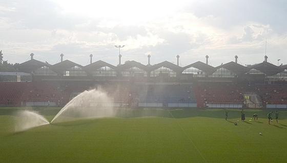 Vor dem Spiel lachte noch die Sonne über dem Unterhachinger Sportpark, später prasselte an gleicher Stelle ein heftiger Gewitterregen nieder. Foto: bs