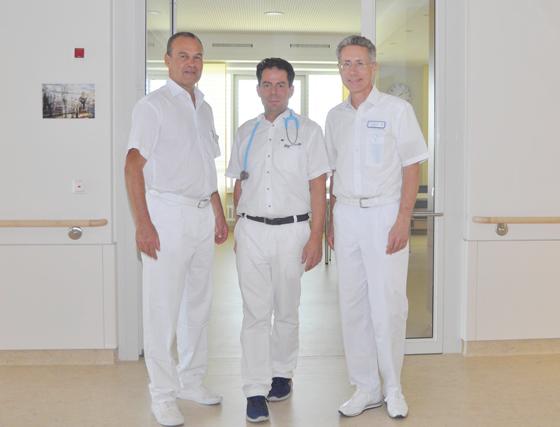 Von links: Dr. Artur Klaiber, Wolfgang A. Lenhardt und Prof. Thomas Bernatik treffen sich regelmäßig zu Patientenbesprechungen in der Abteilung für Akutgeriatrie. Foto: kk/sf