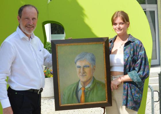 Bürgermeister Christoph Schmid präsentiert mit der Künstlerin Lea Wagner das neueste Gemälde für die Bürgermeister-Galerie. Foto: Gemeinde Holzkirchen