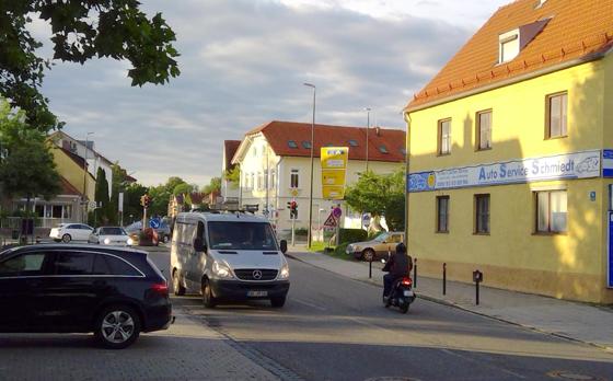 Die Bundesstraße 471 führt im östlichen Landkreis München direkt durch mehrere Ortschaften, zum Beispiel Feldkirchen. Foto: bs