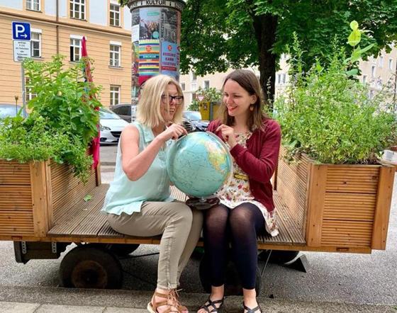 Zwei Giesingerinnen, die Autorin Katharina Schweissguth (links) und die Übersetzerin Janine Malz, gehen auf eine lyrische Reise. Foto: privat