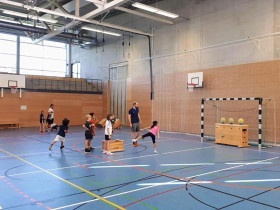 Sein Talent mit Ball in der Hand herausfinden kann man beim Handball-Schnuppertag beim SVN München. Foto: SVN