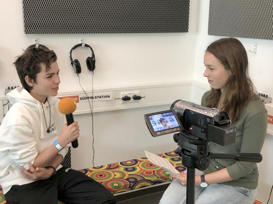 Das Team des Kinderradios der Südpolstation hat Filmstar Ronja Matteo, bekannt aus der Filmreihe "Ostwind" interviewt.  Foto: Feierwerk - Patricia Bodensohn