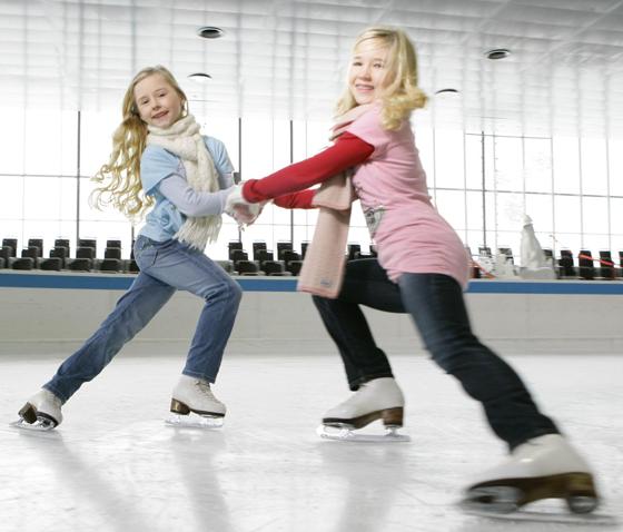 Große und kleine Kufen-Fans können im Olympia-Eissportzentrum wieder ihre Kreise ziehen. Foto: VA