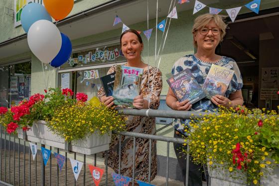 Leiterinnen der Gemeindebücherei und Kinderbücherei Johanna Zeber (li) und Ingrid Dierolf freuen sich auf viele Haarer Leseratten. Foto: Gemeinde Haar/ Janina Kufner