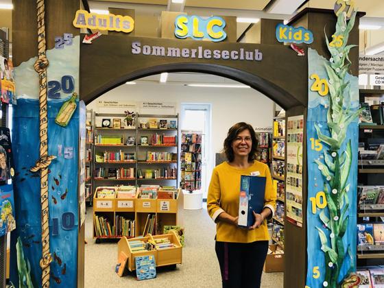 Bibliotheksmitarbeiterin Ute Kapuschinki freut sich noch über viele Mitleser beim SommerLeseClub 2021 in Grünwald. Noch bis zum 20. September kann man mitmachen. Foto: hw