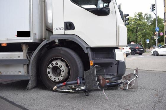 Der Vorderreifen des Fahrrades wurde unter den rechten vorderen Stoßfänger des Lkw gezogen. Foto: Polizei München