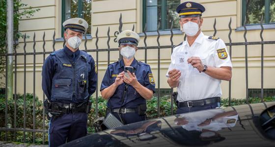 Polizeipräsident Thomas Hampel (rechts) lässt sich von Beschäftigten der Polizeiinspektion 14 (Westend) den Gebrauch der mOwi-App zeigen. Foto: Polizeipräsidium München