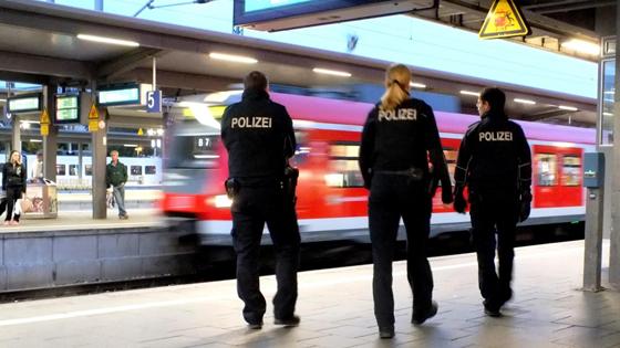 Die feierwütigen Fußballfans wurden von der Landes- und Bundespolizei in einem nachfolgenden Zug zum Hauptbahnhof München begleitet. Foto: Bundespolizei