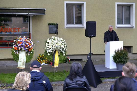 Oberbürgermeister Dieter Reiter legte an einem Obst- und Gemüseladen in Ramersdorf einen Kranz für den ermordeten Münchner Familienvater Habil Kilic nieder. Foto: Robert Haas/Presseamt München