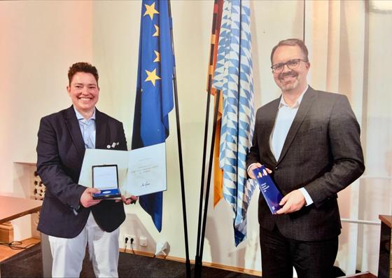 Vizepräsident Markus Rinderspacher gratuliert Birgit Kober zur Auszeichnung. Foto: Rolf Poss/Bayerischer Landtag