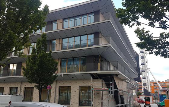 Auch die neue Grundschule in der Haager Straße wird planmäßig im September fertiggestellt. Im Untergeschoss des Gebäudes befindet sich die Sporthalle. Foto: bs